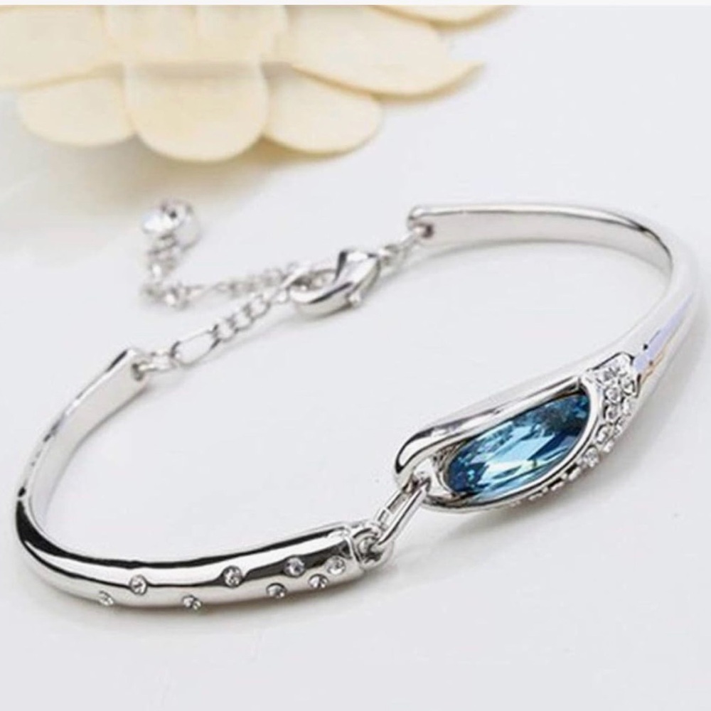 Elegant Silver Bracelet with Blue Gemstone